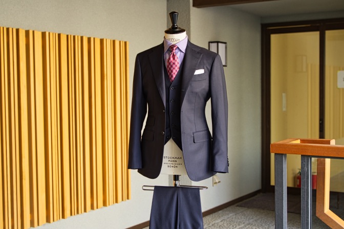 オーダースーツの紹介-DORMEUIL AMADEUS無地ネイビースリーピース
