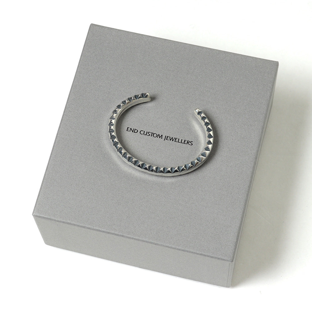 nonnative (ノンネイティブ) DWELLER STUDS BANGLE 925 SILVER by END