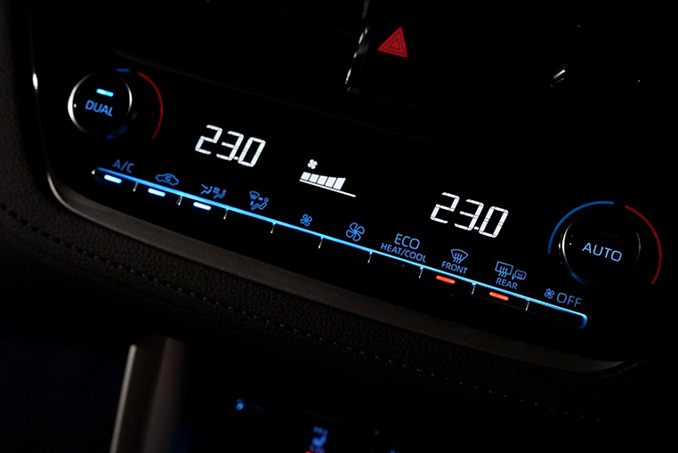 エアコンパネルインジケーターを青×赤のLEDに打ち替えて、欧州車っぽく