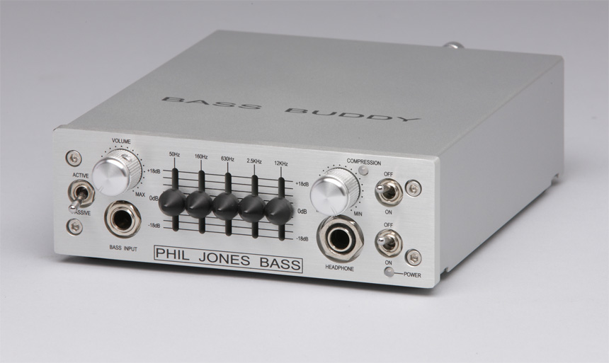 二家本亮介がフィル・ジョーンズ・ベースのサウンドをチェック