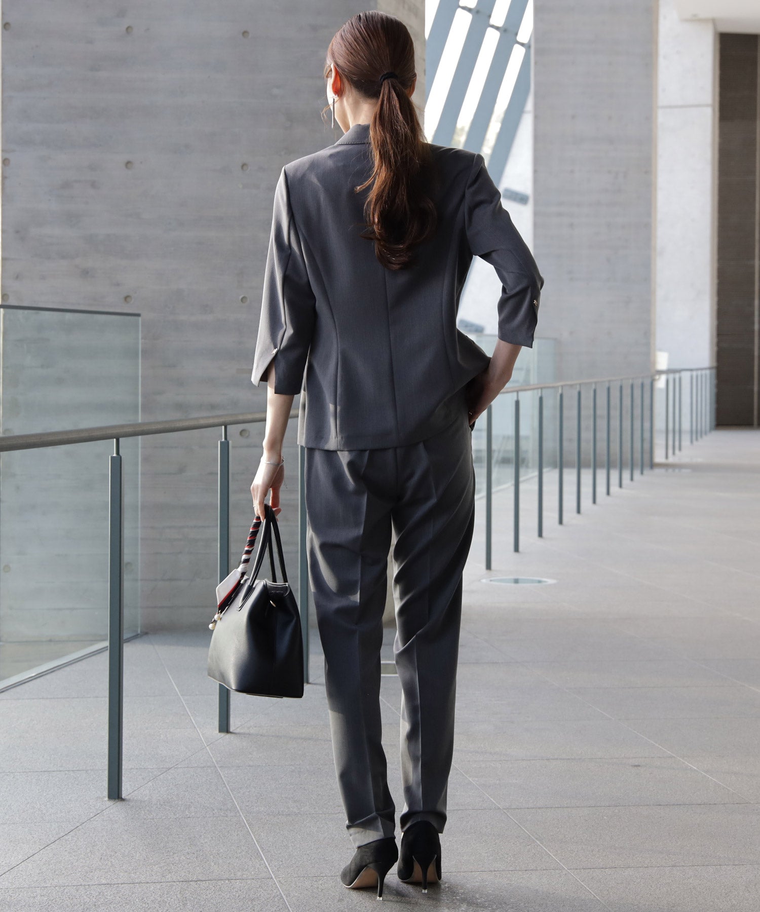 一つボタンがリラクシーなセットアップスーツds2441 チャコールグレー