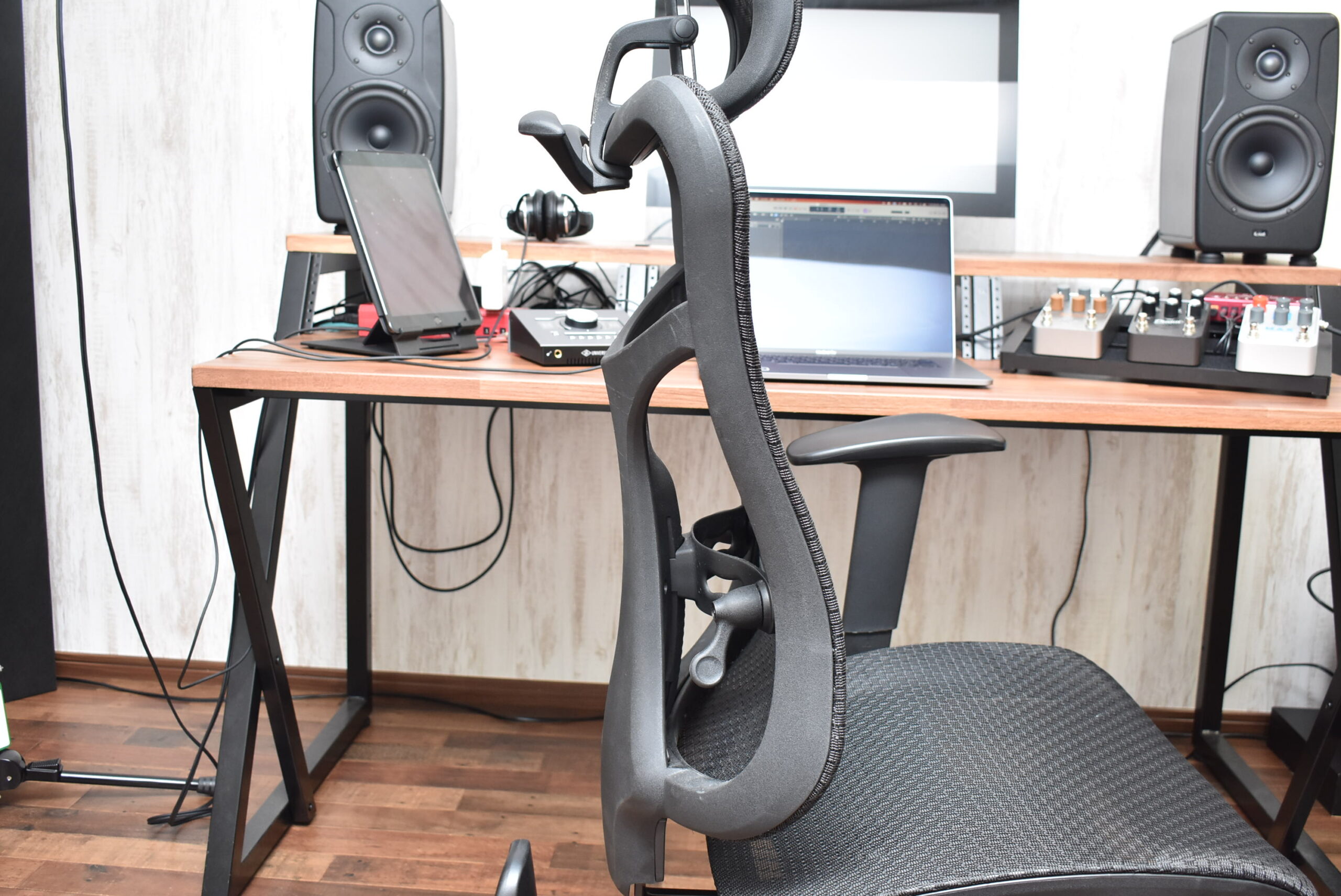 DTMチェアの決定版！アームレストが倒れるコスパ最強オフィスチェア