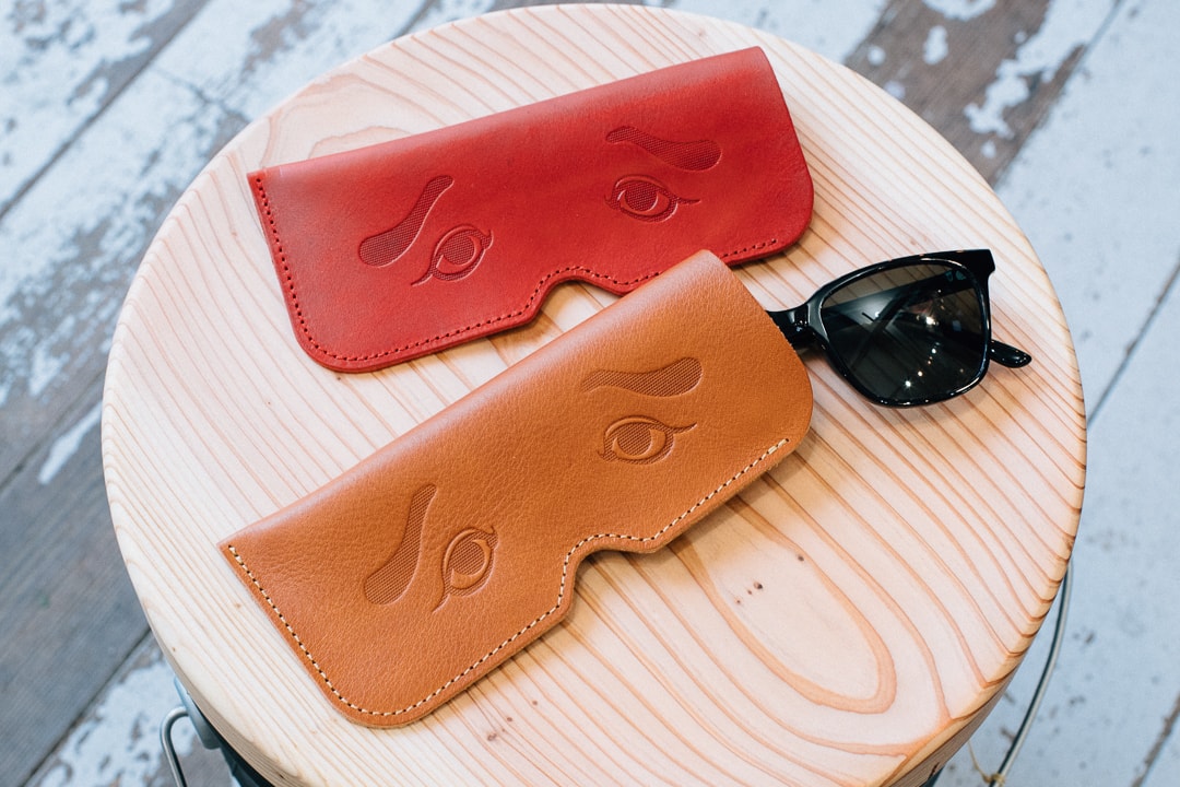 博多土産「にわかせんぺい」のメガネケース | ハンドメイド革小物の