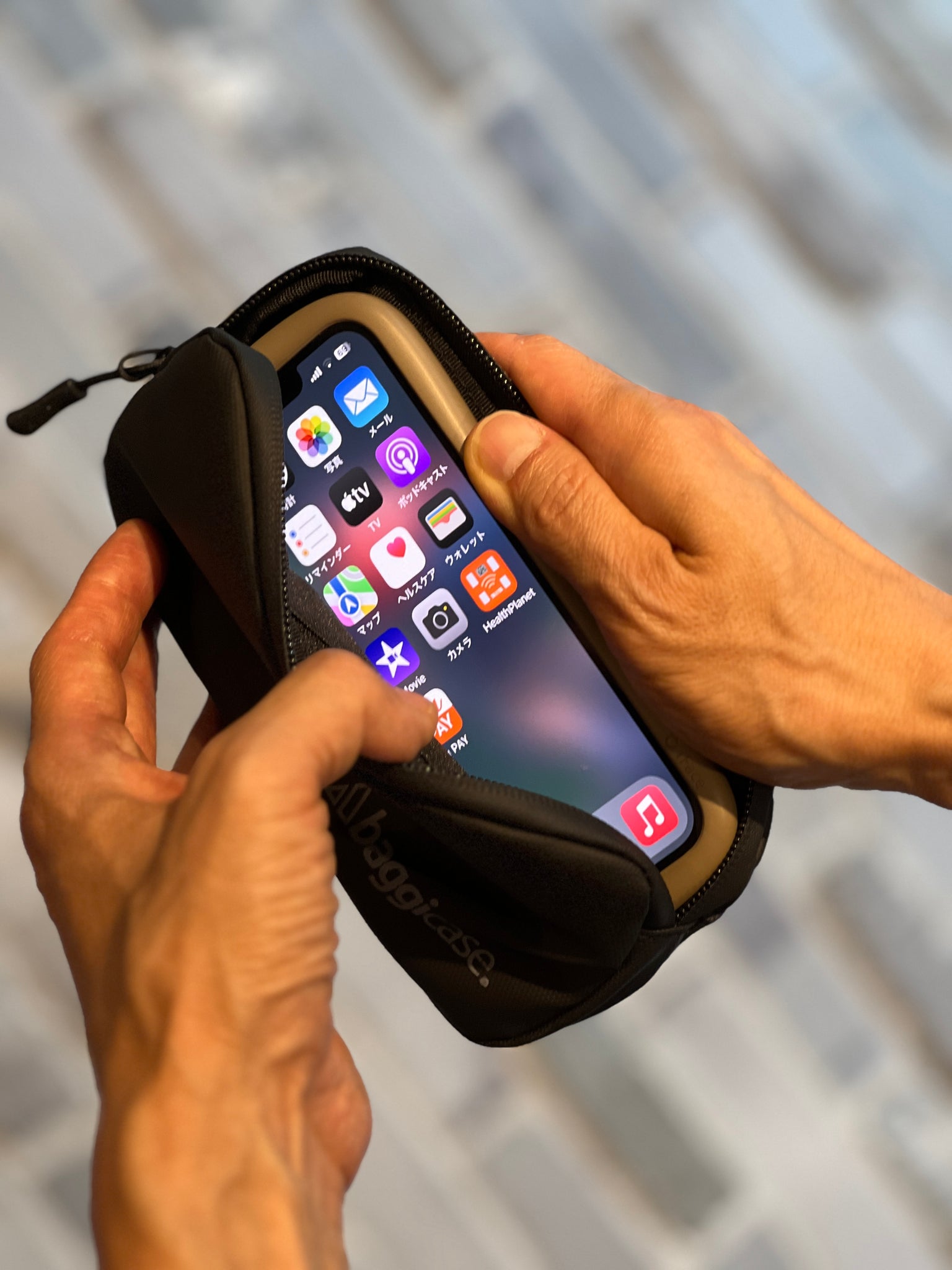 ASSOS / アソス】BAGGICASE WALLET（衝撃吸収と防水機能を有した