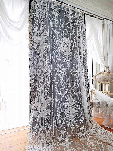 豪華 フランスコーネリー刺繍のレースカーテン - 薔薇と天使のアンティーク