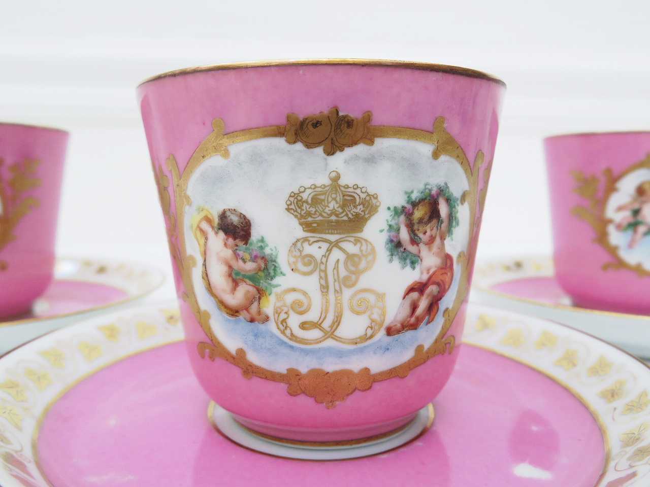 パリ窯 ポンパドールピンク 天使のカップ＆ソーサー（A) - 薔薇と天使
