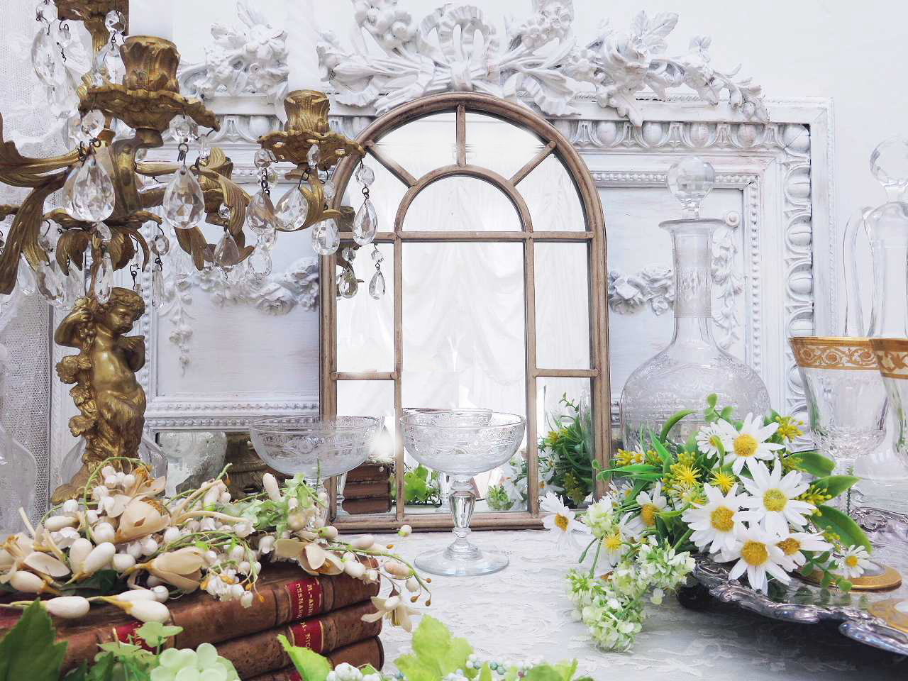 ヨーロッパの窓枠のようなアール ウインドー ミラー - 薔薇と天使の