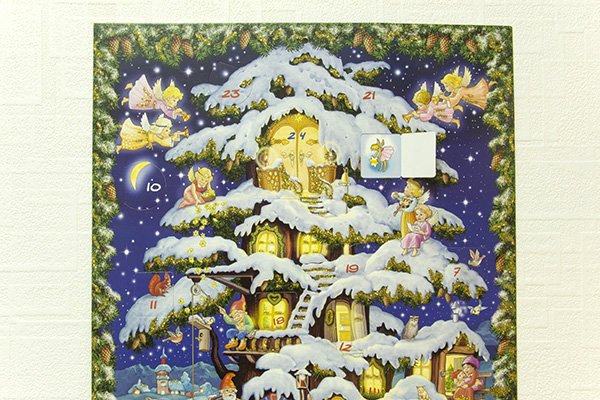 壁掛けアドベントカレンダー 大きなツリーハウス | 絵本ナビ | グッズ
