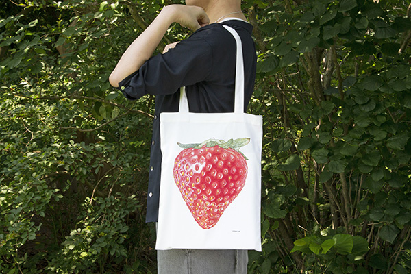 荒井真紀 トートバッグ いちご（絵本ナビオリジナルグッズ） | 絵本