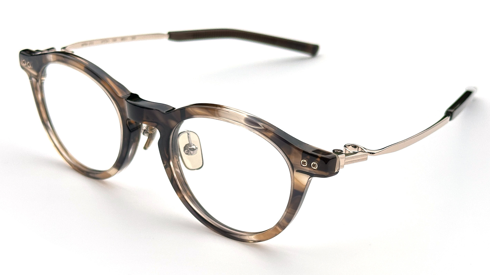 やわらかなボストンシェイプとしなやかなメタルテンプルの融合 999.9