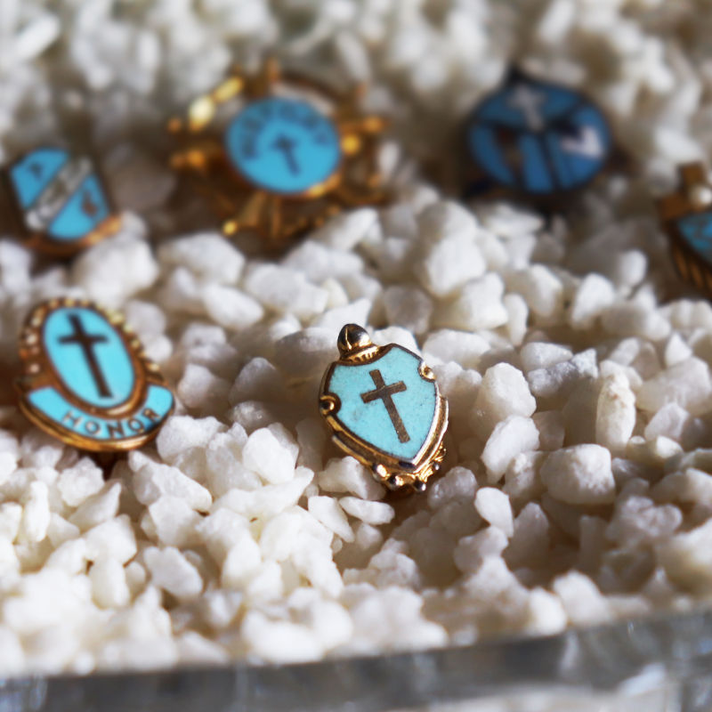 USAヴィンテージクリスチャンクロス盾型ピンバッジ水色｜アンティーク