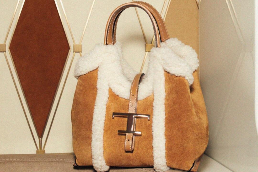 トッズの25年クリスマスバッグ、“もこもこ”シアリングの「Tタイムレス