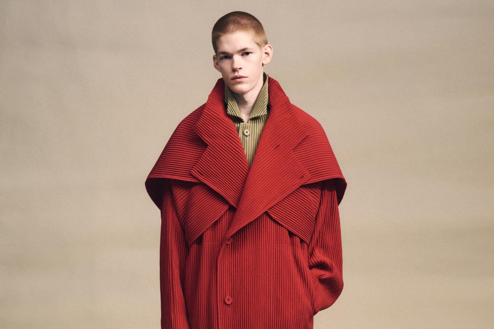 オム プリッセ イッセイ ミヤケ“イタリアのトマト”色プリーツコート