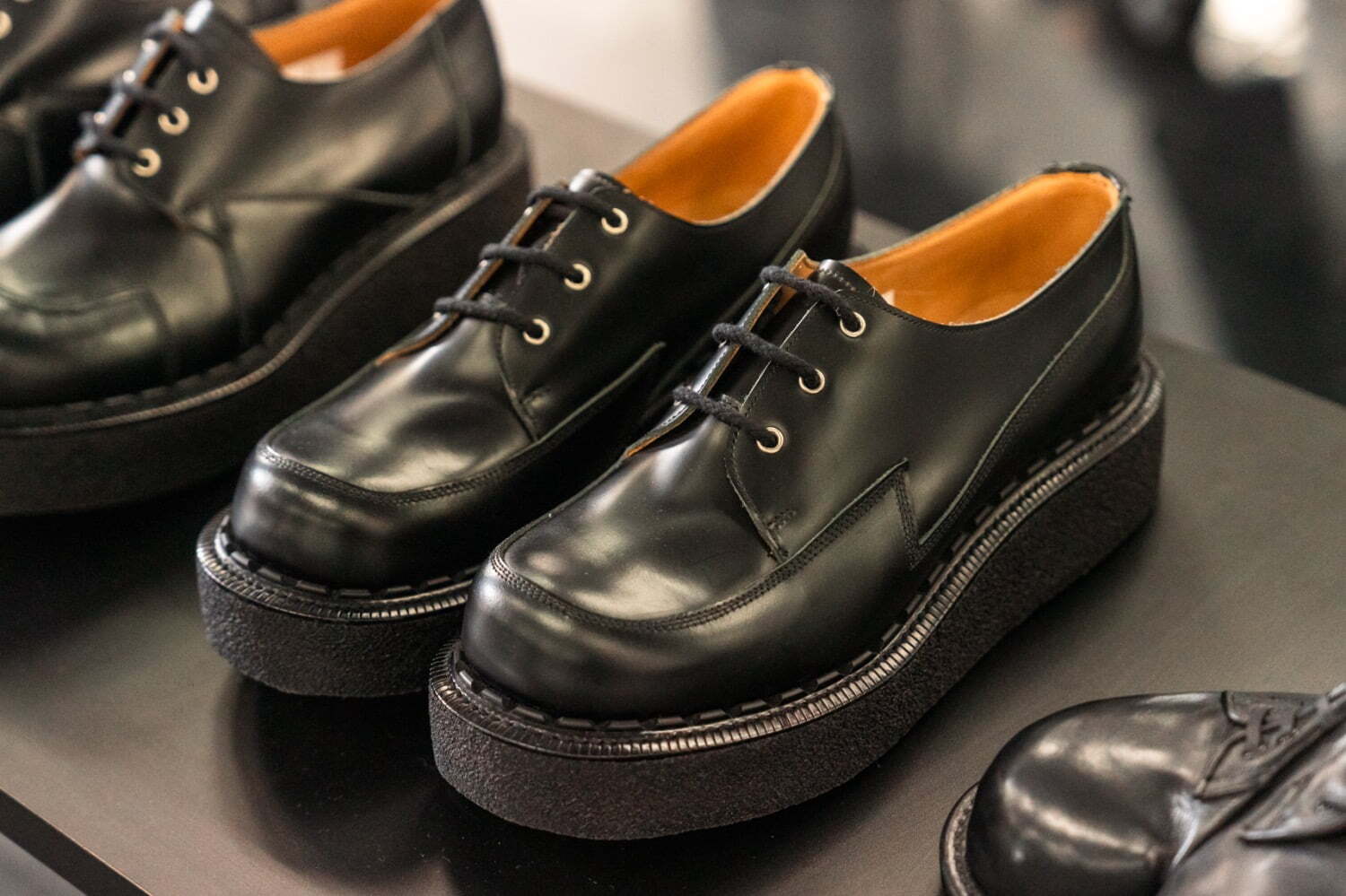 コム デ ギャルソン・オム プリュス×ジョージコックスの厚底シューズ