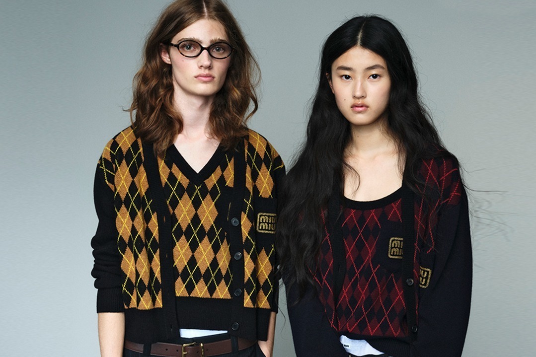 ミュウミュウ23年秋冬ウェアが伊勢丹新宿に、“ユニフォーム”風