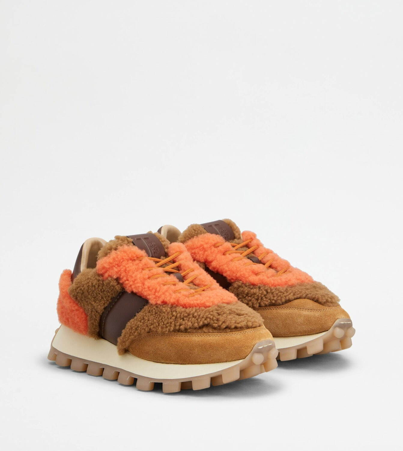 トッズ新作“オレンジ×ブラウン”の秋色モコモコ素材を配したバッグ