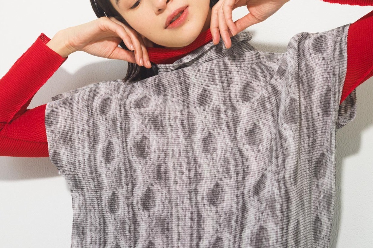 ミー イッセイ ミヤケ新アイテム、“編みニット風”ストレッチプリーツの