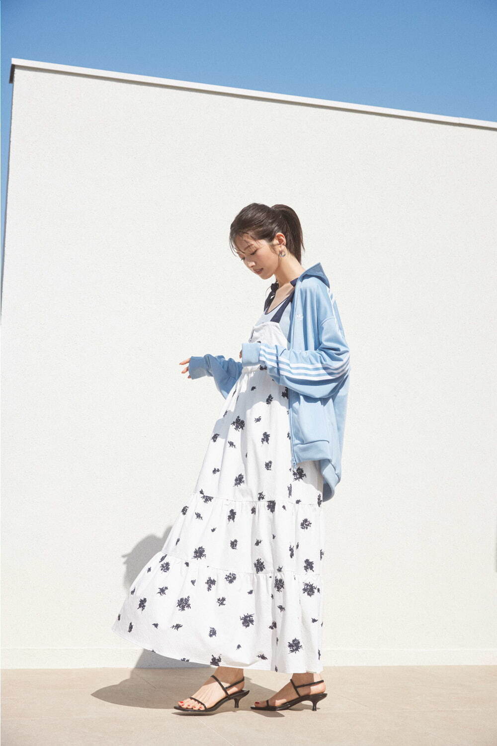 スナイデル限定、アディダス“爽やかブルー”のトラックジャケット