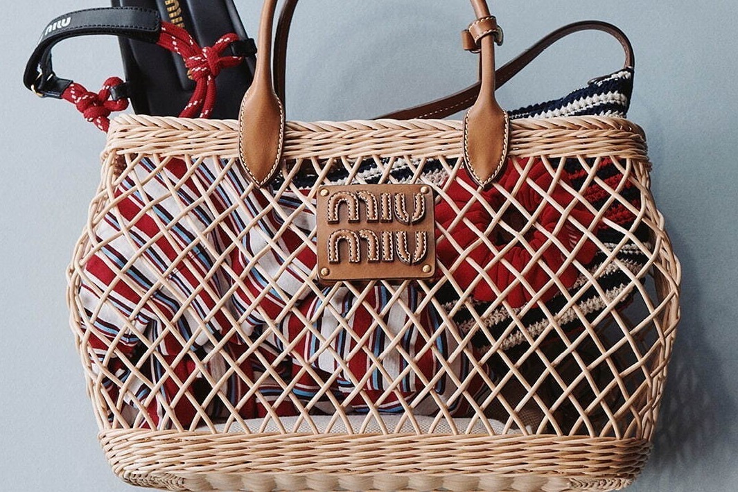 ミュウミュウ レテ」レザーハンドル付きかごバッグ＆鮮やかストライプ