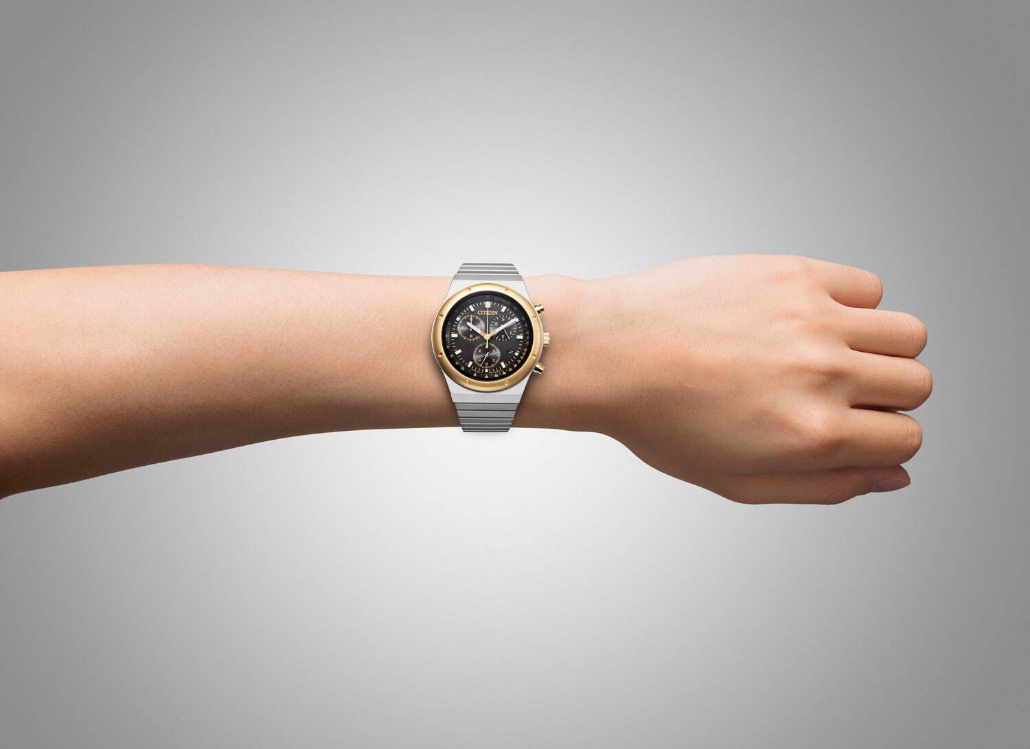 シチズンコレクションの腕時計「1984 クロノグラフ」“昭和ゴールド”で