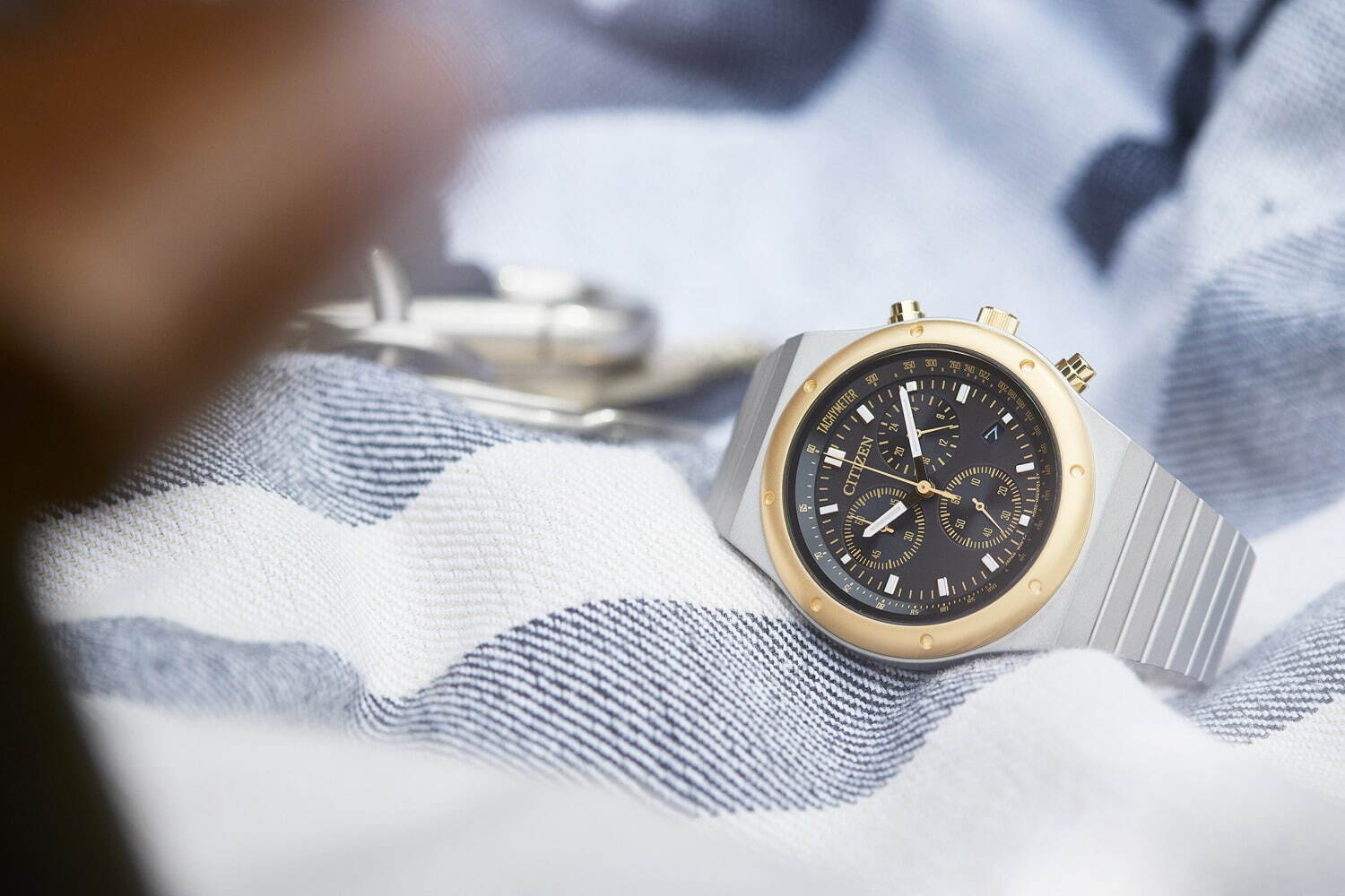シチズンコレクションの腕時計「1984 クロノグラフ」“昭和ゴールド”で