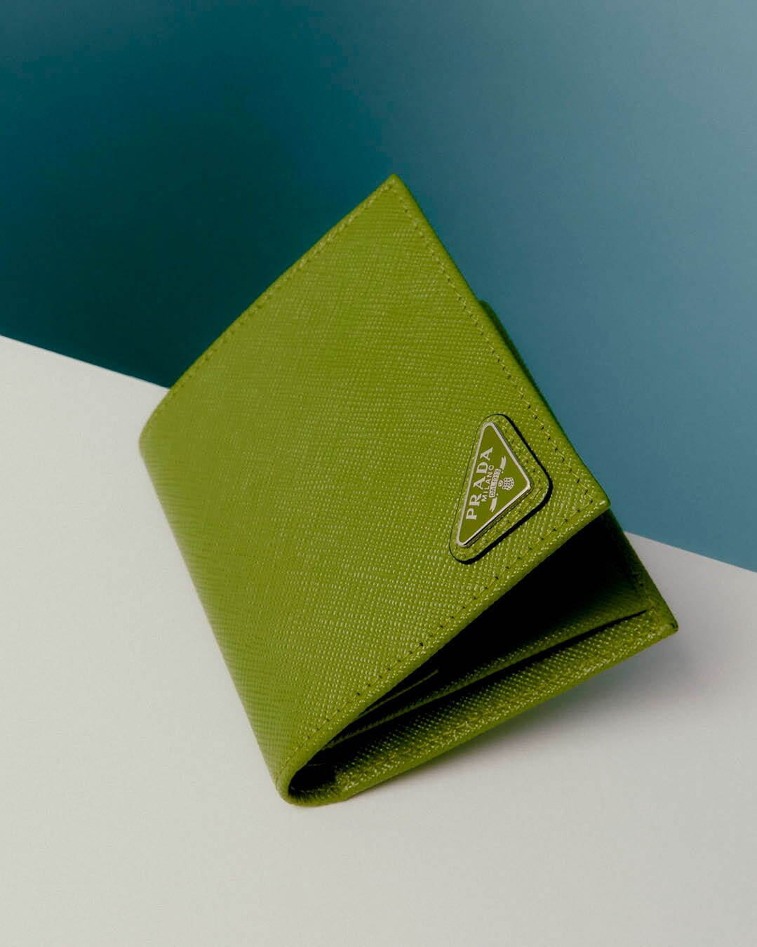 プラダ“開運”グリーンのメンズ財布、「サフィアーノ」レザーの二つ折り