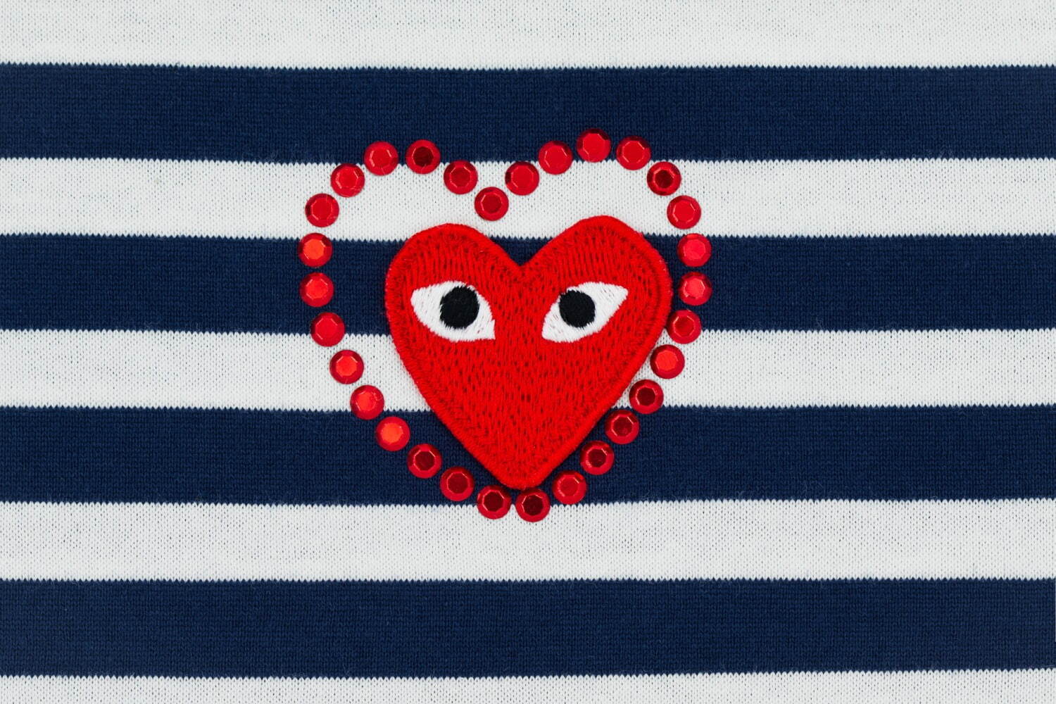 プレイ・コム デ ギャルソン“ハート”モチーフのTシャツ、スタッズや