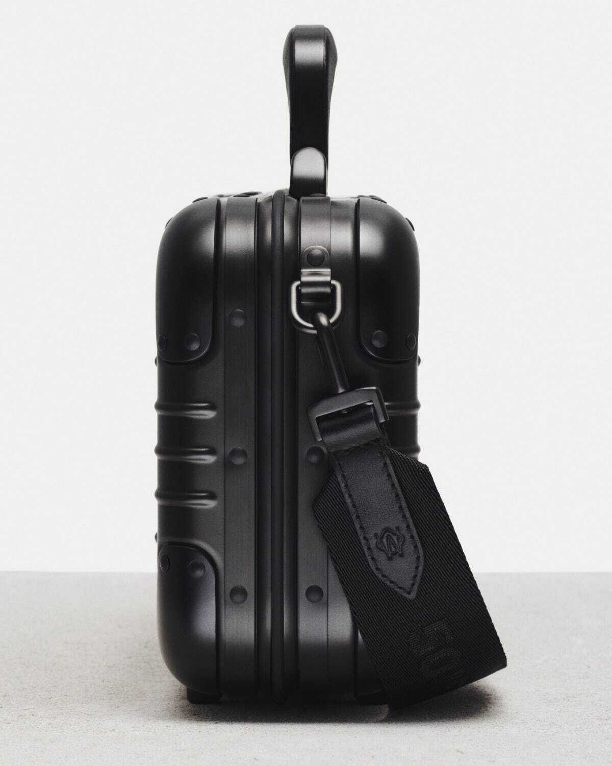 リモワ“スーツケース着想”の新作ハンドバッグ、2WAY仕様＆ポケットや