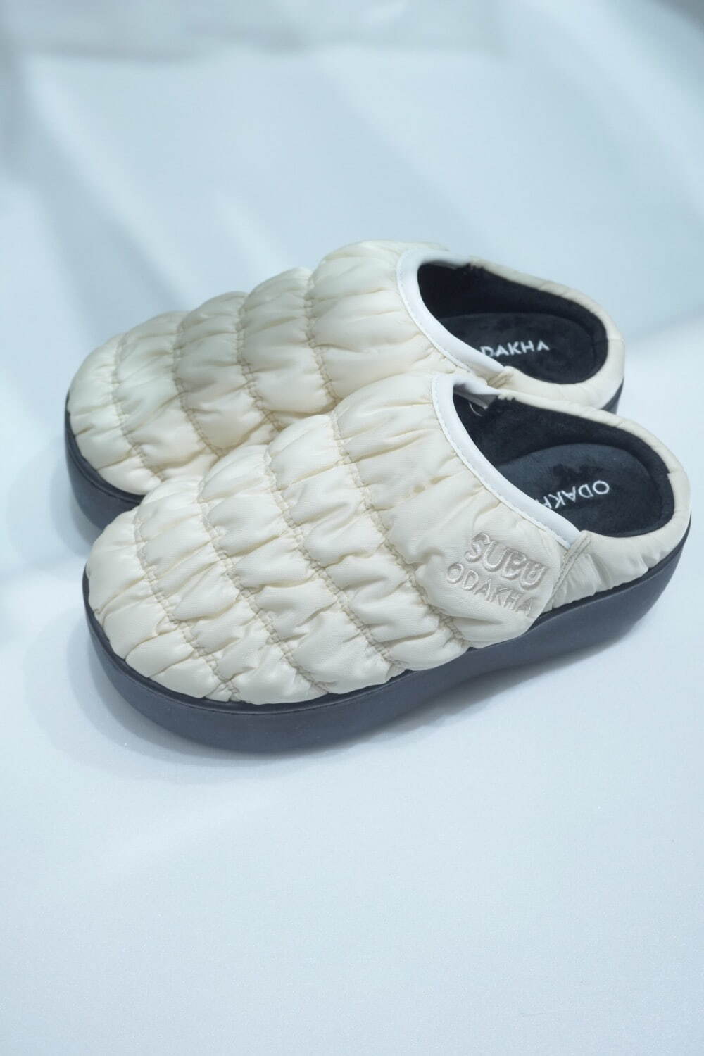 オダカ×スブの厚底サンダル、“ギャザー＆フレアーニット”着想のリボン