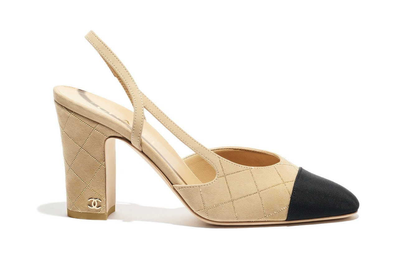 シャネル “キルティング”のスリングバック シューズ、艶やかなブラック