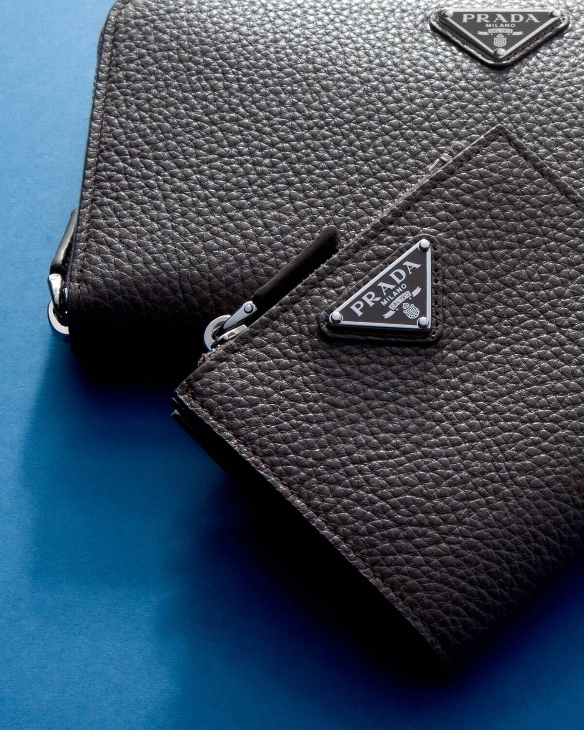 プラダ24年冬メンズ財布、シックな“グレーブラウン”の長財布や