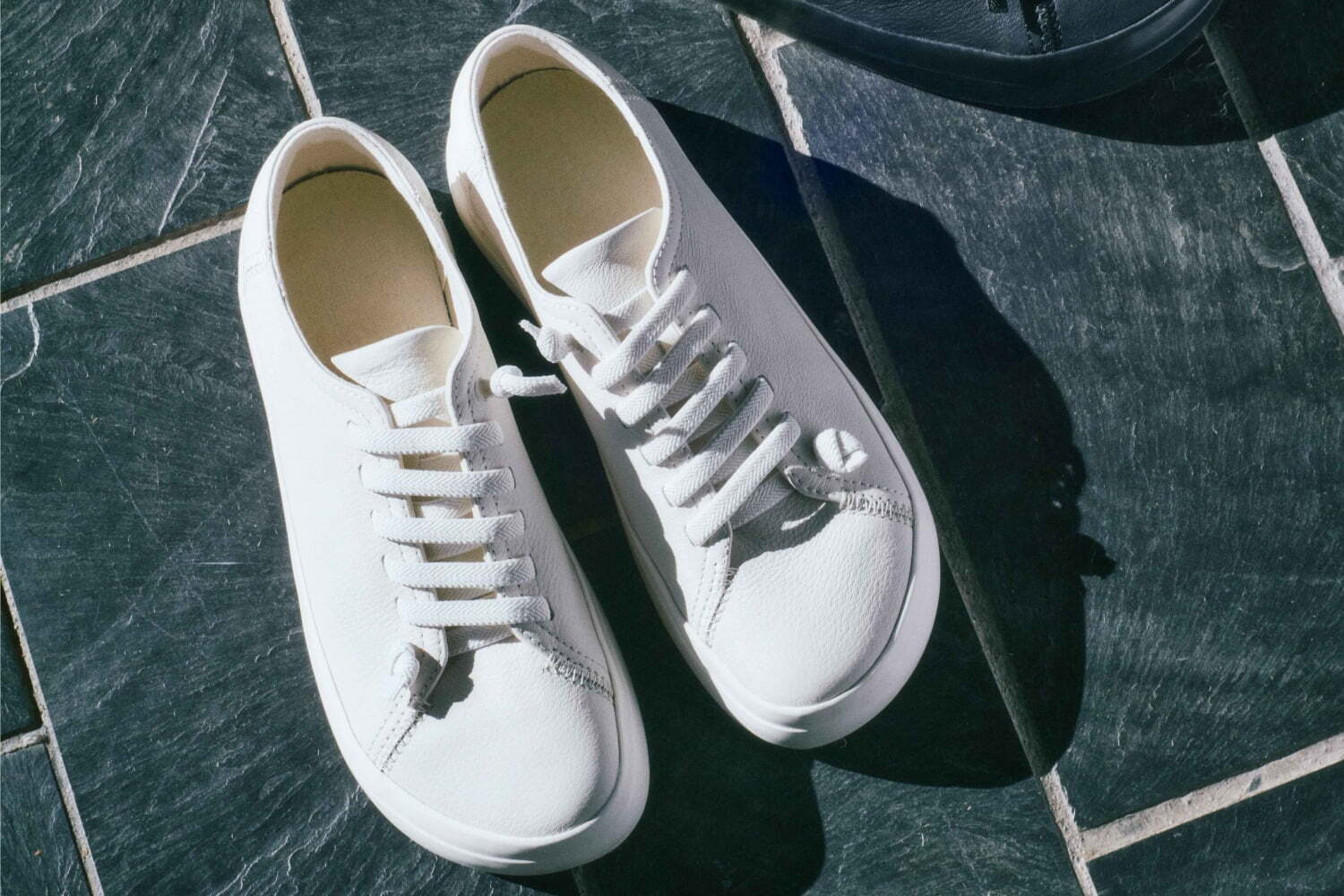 無印良品とカンペールのモノトーンスニーカー、ゴム紐のスリッポン仕様