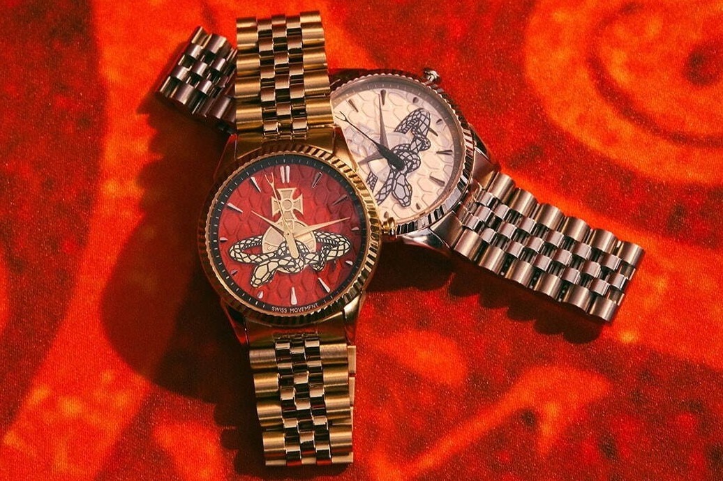 ヴィヴィアン・ウエストウッド“蛇が絡まる”オーブの腕時計、ヘビ革模様