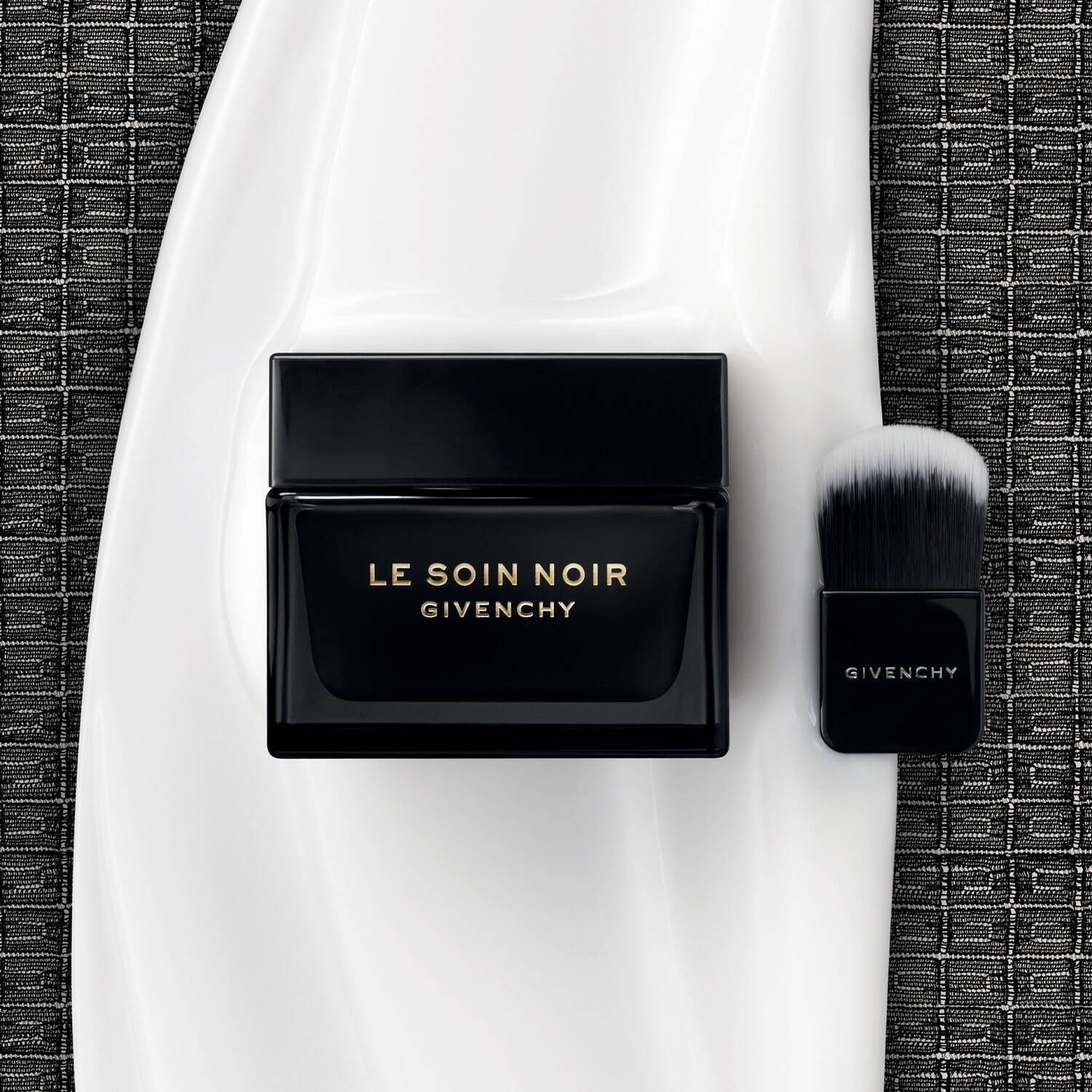 ジバンシイ25年春コフレ、最高峰スキンケア「ソワン ノワール」“深海の