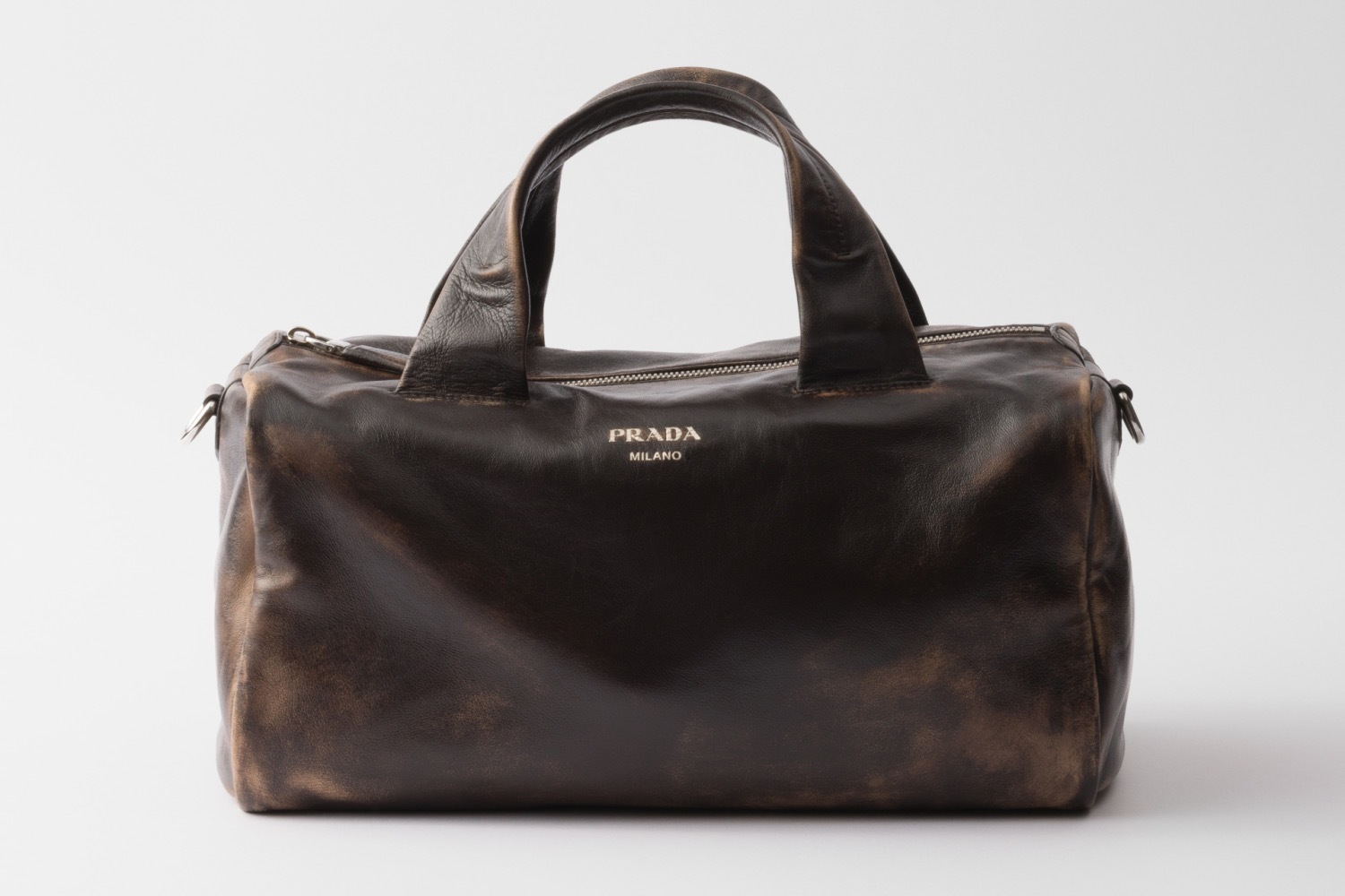 プラダ“ヴィンテージ加工レザー”のメンズバッグ、ベルト付きトート