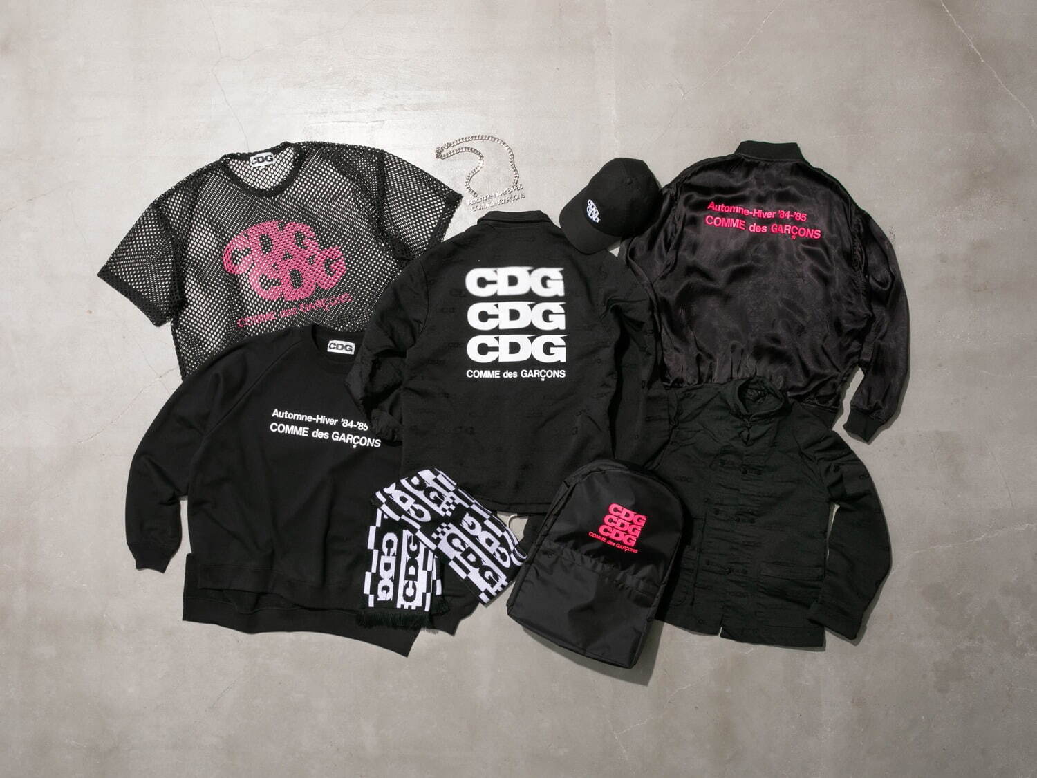 CDG“蛍光ピンク”ロゴの限定ウェア、Tシャツ＆ブルゾンなど阪急うめだ