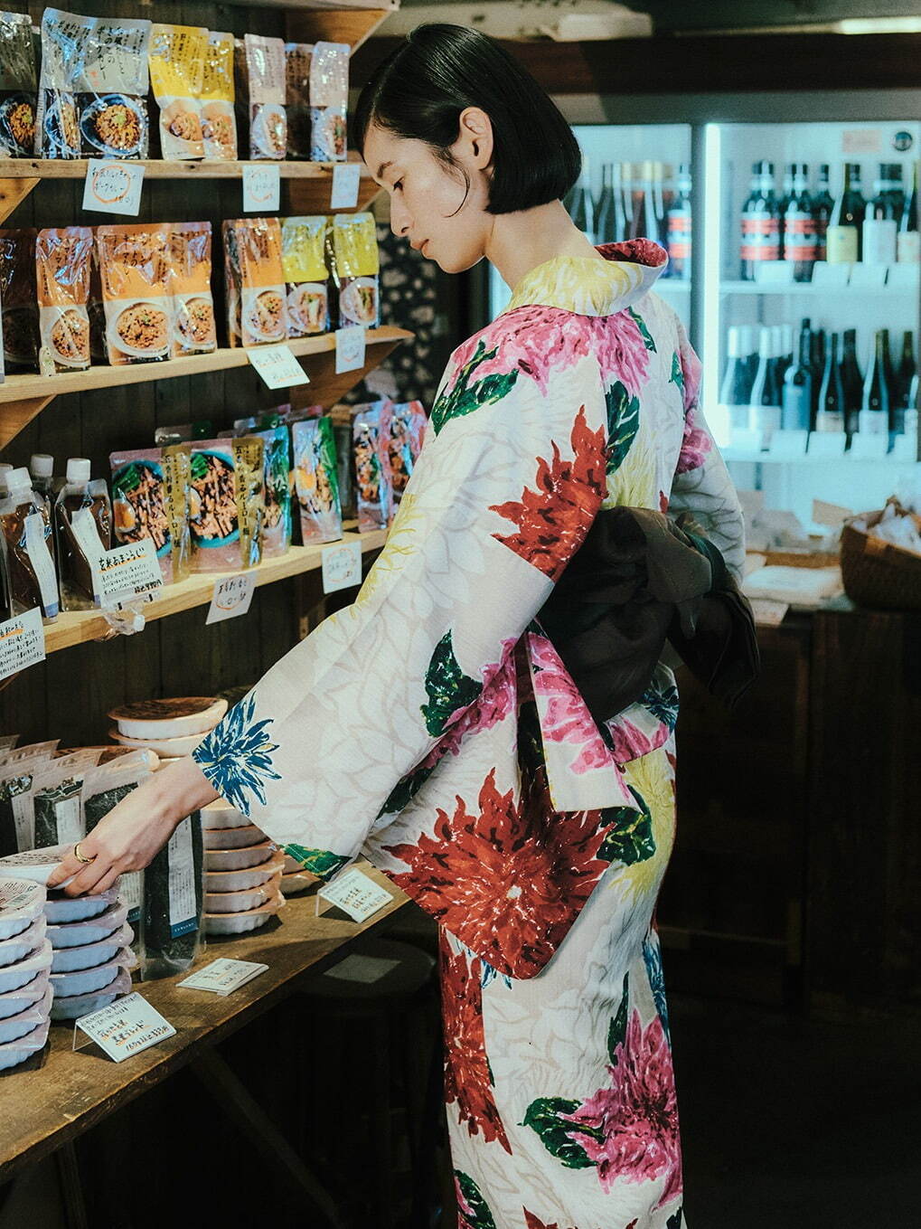 アメリ×ケイタマルヤマの“花柄”浴衣、大輪の花が咲き誇るブラック