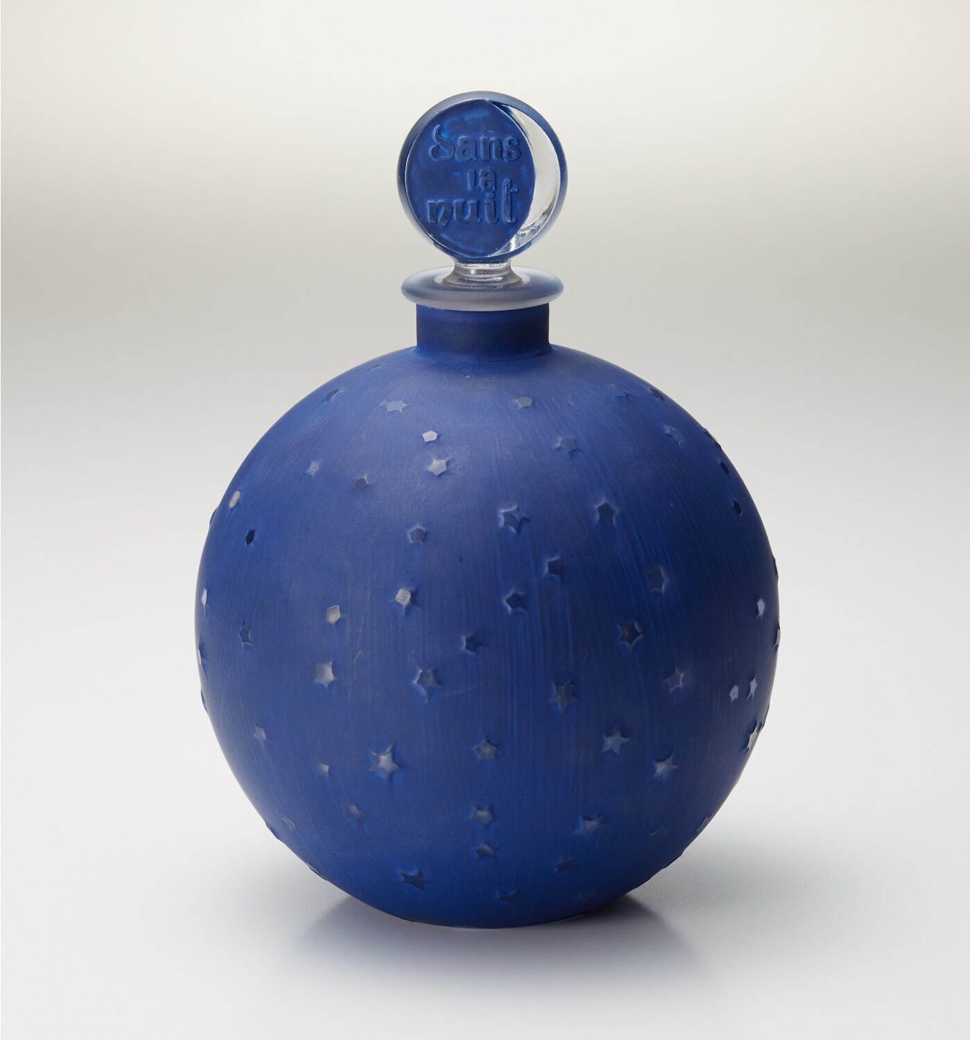 フェイラー×ルネ・ラリックのハンカチ“香水瓶やブローチ”柄で、箱根