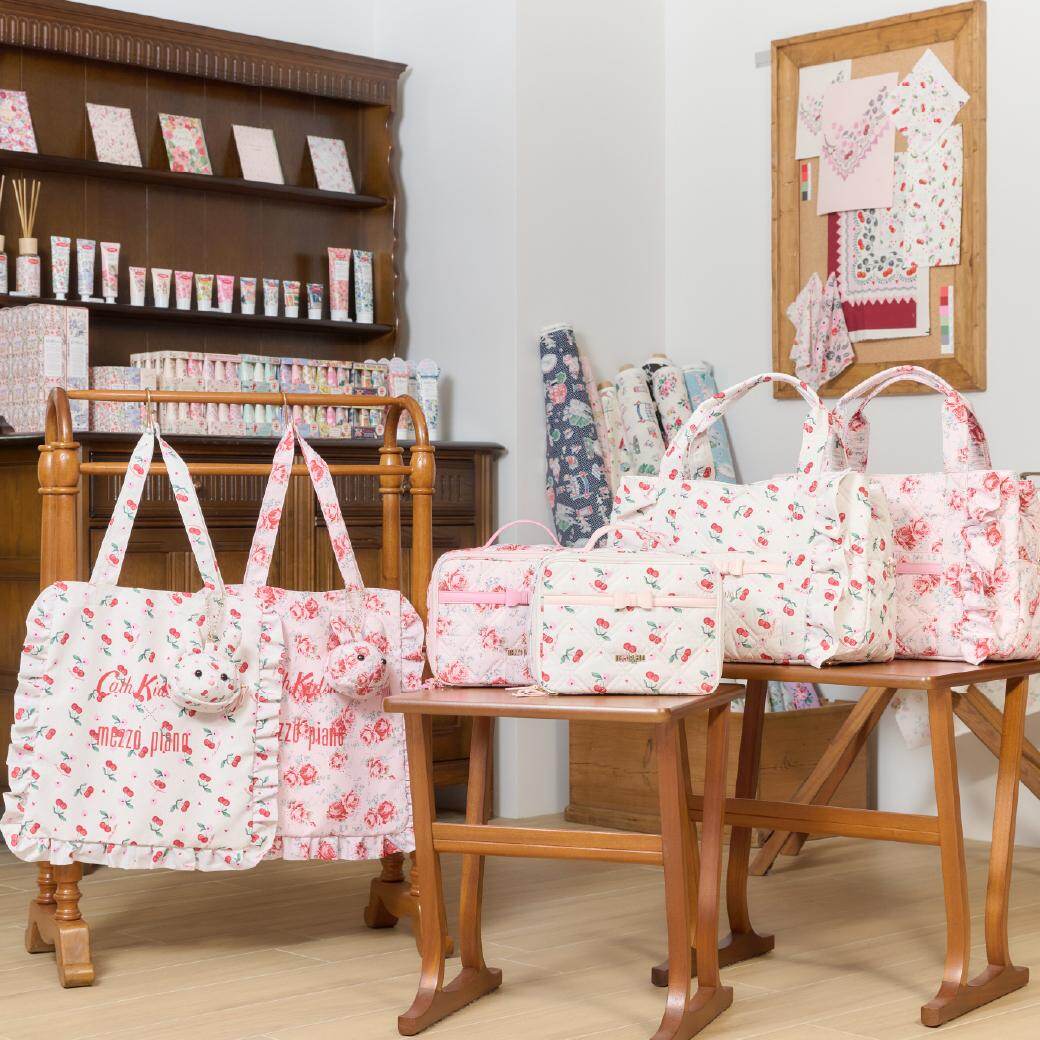 キャス キッドソン×メゾ ピアノ、花柄プリントのフリルトートバッグや