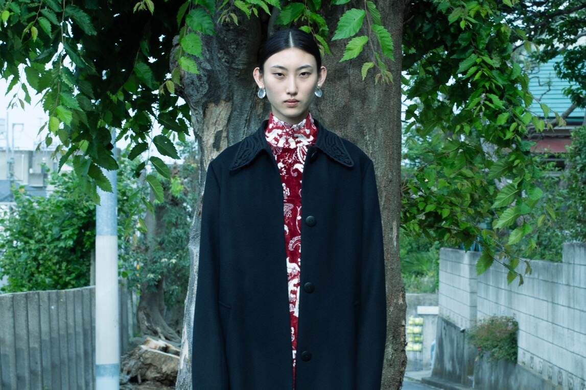 マメ クロゴウチ“コード刺繍”襟のロングコート＆透かし編みの花柄