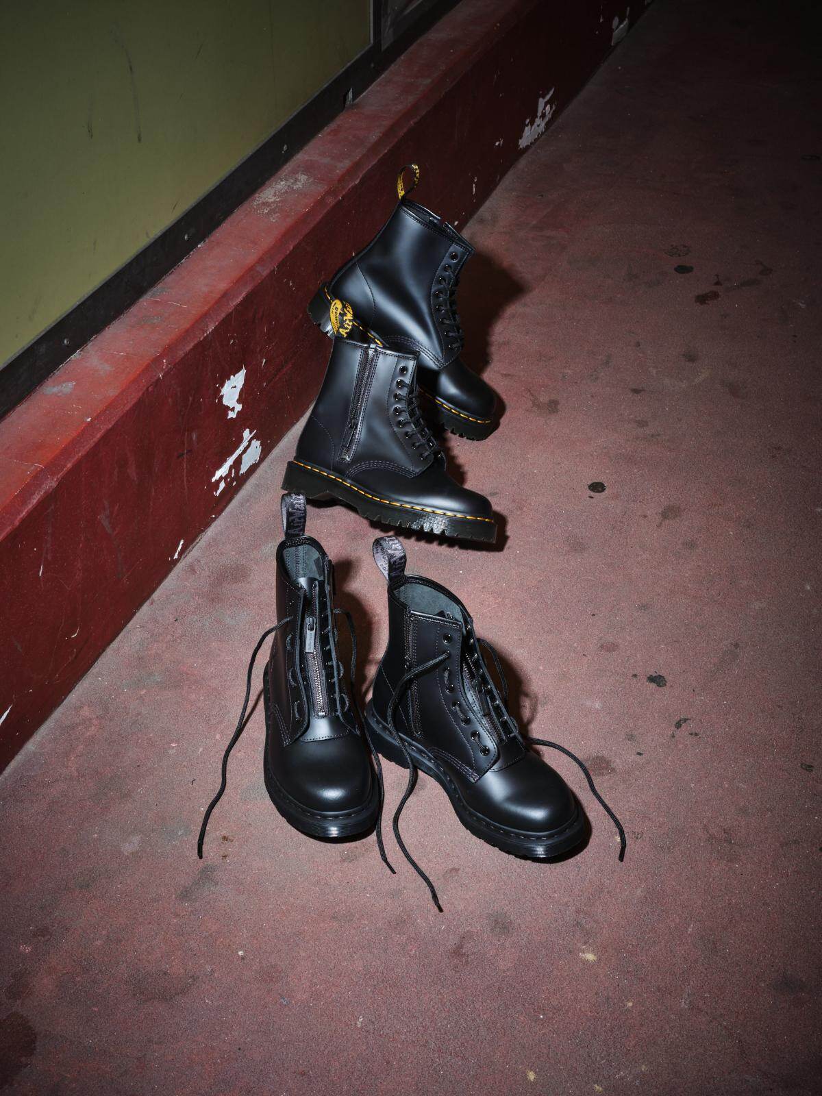 ドクターマーチン“ジップ仕様”の「1460」ブーツ、ブラックソールの厚底