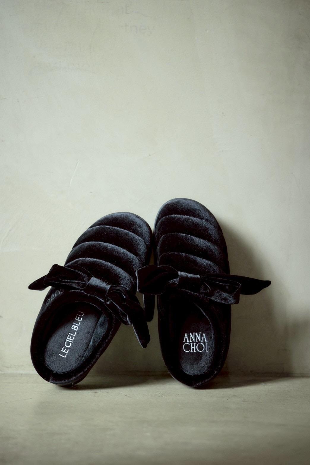 ぬいぐるみ風”ファー＆ベルベットリボンの厚底サンダル、スブ×ルシェル