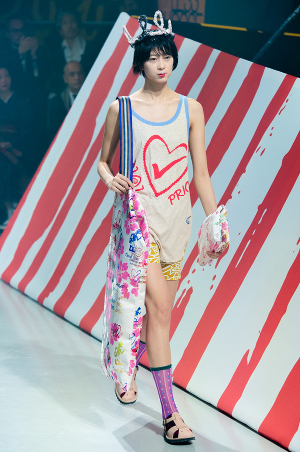 ヴィヴィアン・ウエストウッド アングロマニア“祭り”会場で魅せる