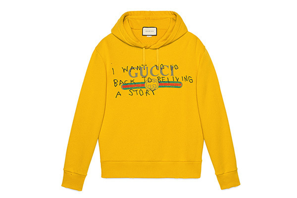 グッチ、 手書きのメッセージ入りTシャツ＆バックパックなどを発売