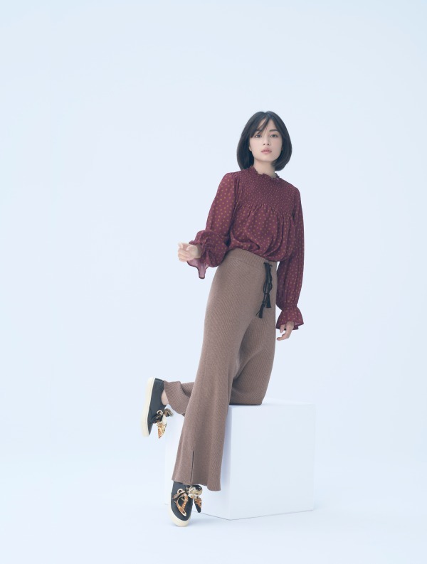 広瀬すずデザインのダルメシアン柄ブラウス＆ワイドパンツ、アース