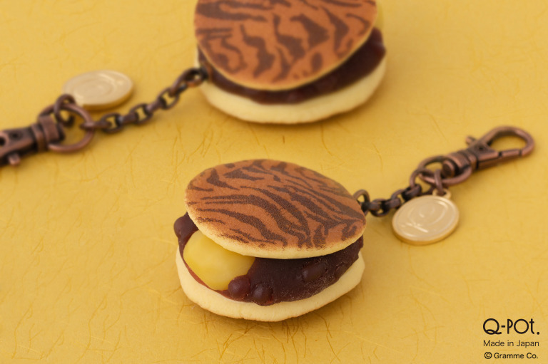 Q-pot.の2022年福袋、干支にちなんだ“トラ焼き”限定バッグチャーム