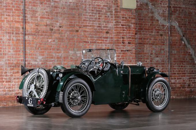 クラシックカー オークション」大阪・赤レンガ倉庫内で、『007