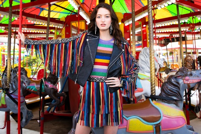 アリス アンド オリビア新作、ポップな柄のワンピースやレインボー