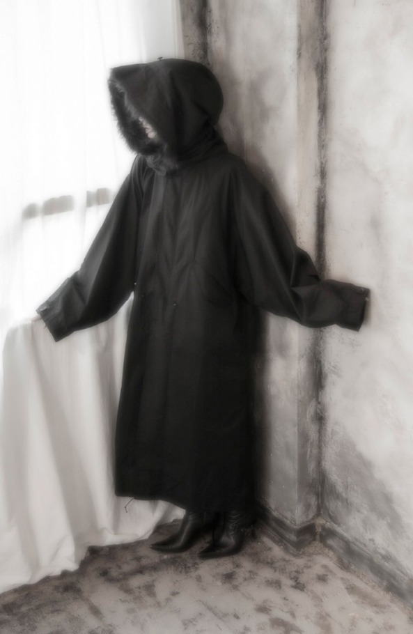 アリスアウアア新作「死」に着想した開襟ワンピース＆ボリューム