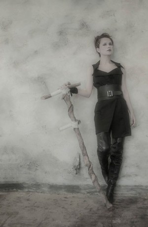 アリスアウアア新作「死」に着想した開襟ワンピース＆ボリューム